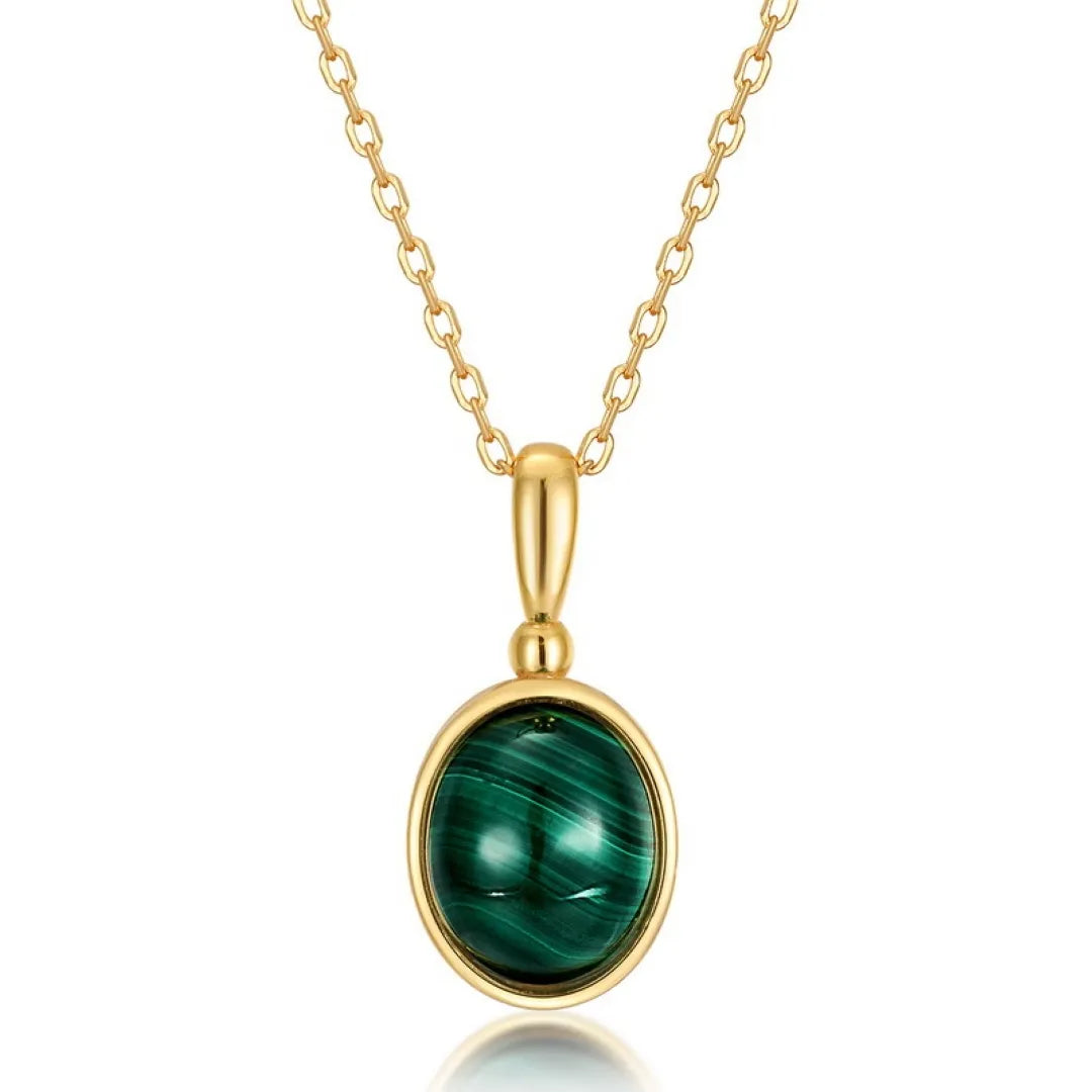 Collier "Aura Antique" en argent doré avec une pierre de malachite ovale verte et des motifs naturels, monté sur une chaîne à maillons dorée.