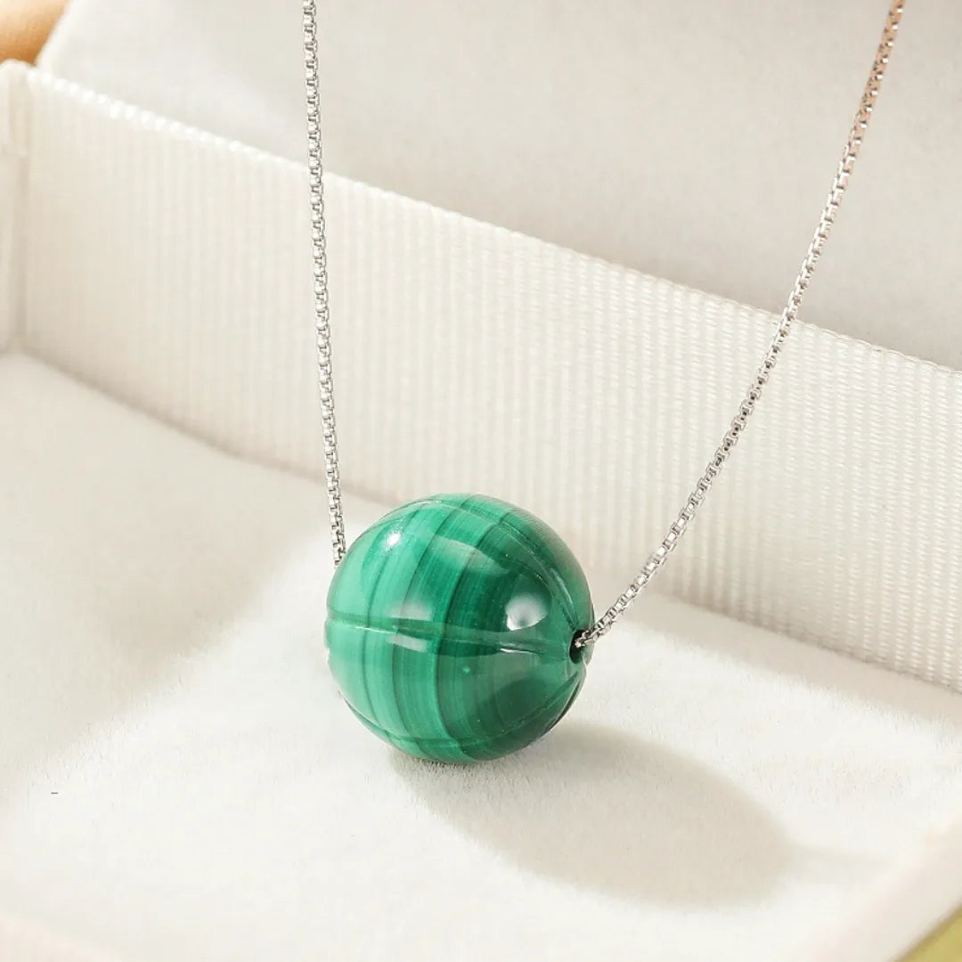 Collier "Beauté Naturelle" avec une perle ronde en malachite verte striée, monté sur une chaîne en argent.