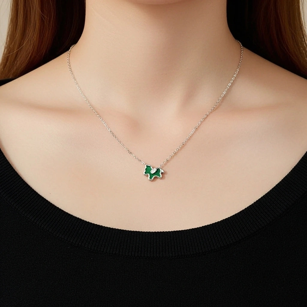Collier "Liberté Douce" en argent avec un pendentif en forme de cheval en malachite verte, porté par une femme.