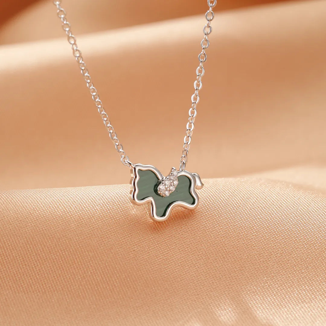 Collier "Liberté Douce" en argent avec un pendentif cheval en malachite serti de diamants.
