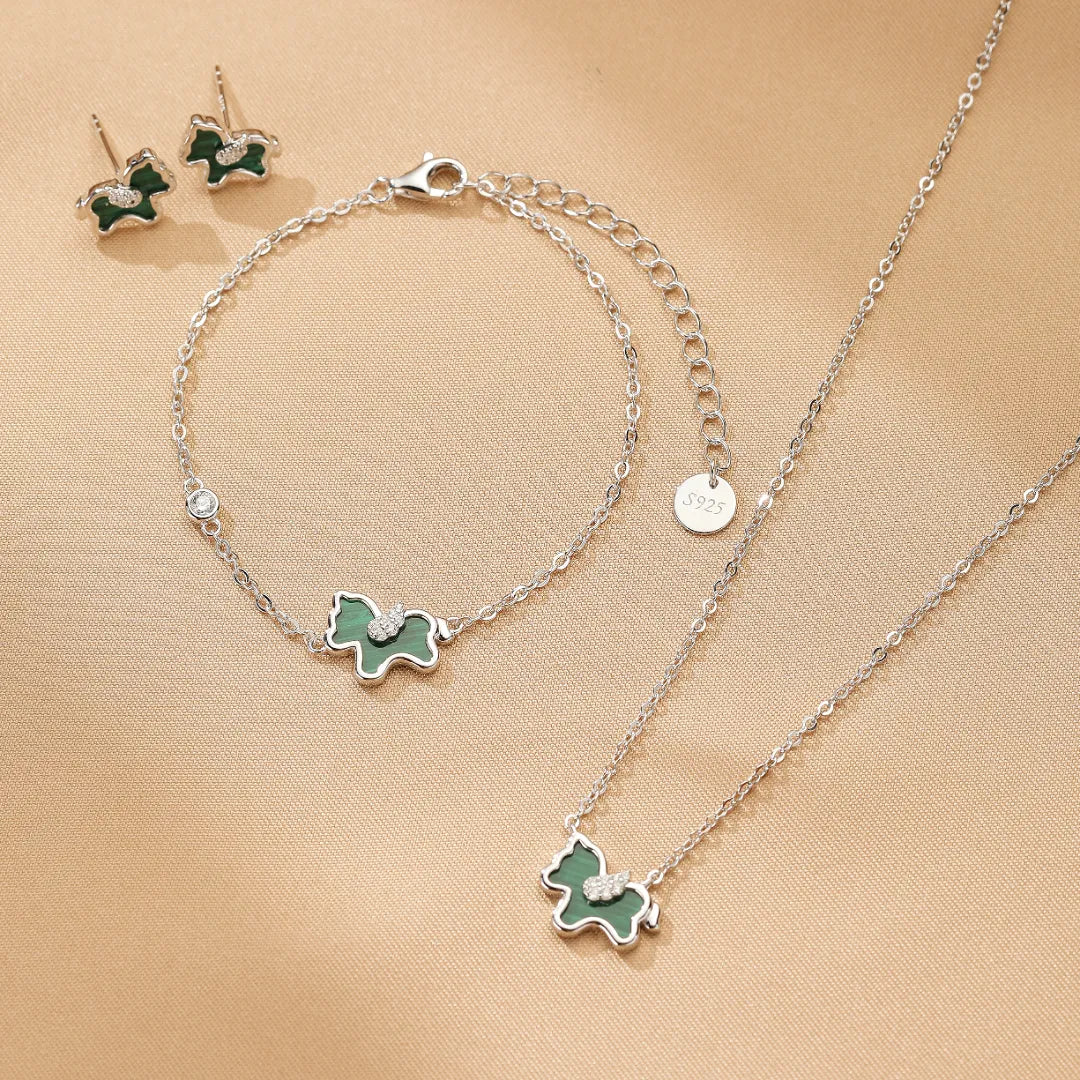 Ensemble de bijoux en argent 925 comprenant un collier, un bracelet et des boucles d'oreilles ornés de motifs de chevaux en malachite et d'oxydes de zirconium.
