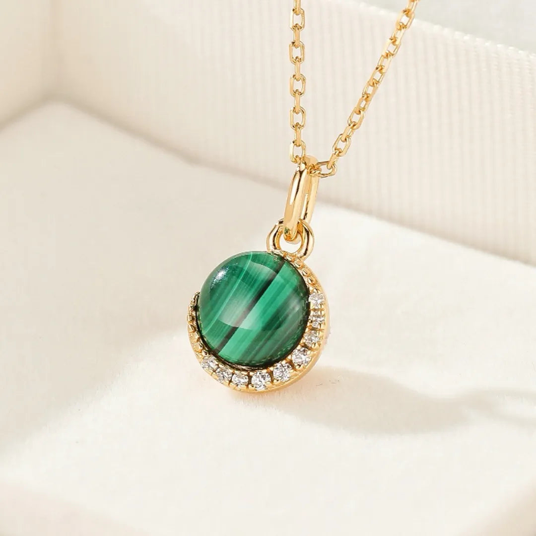 Collier "Halo Éclatant" en argent doré or, avec une pierre de malachite ronde et striée, sertie d'une bordure d'oxydes de zirconium brillants.