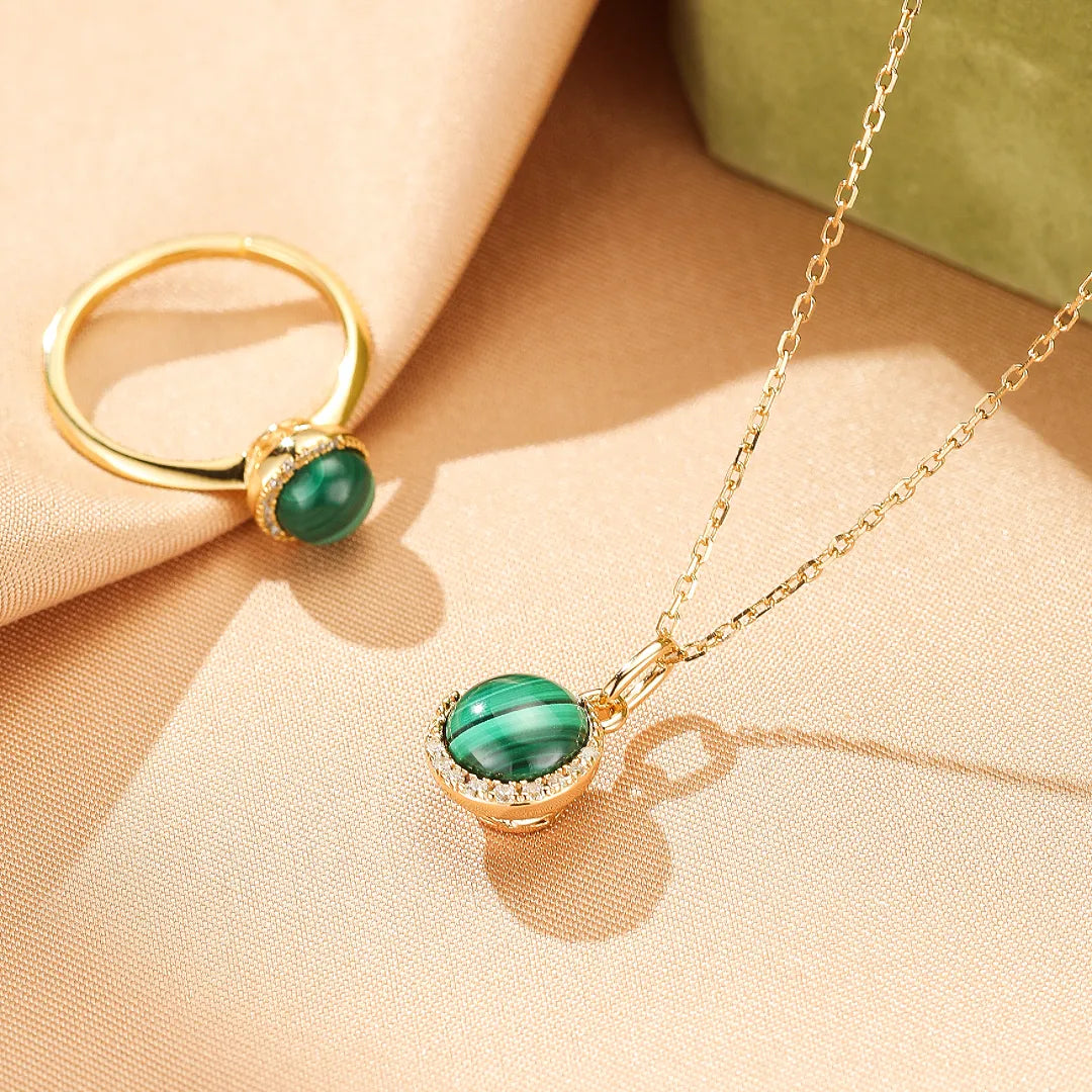 Bague et collier en argent doré ornés de malachite ronde et de diamants scintillants, style Halo Éclatant.