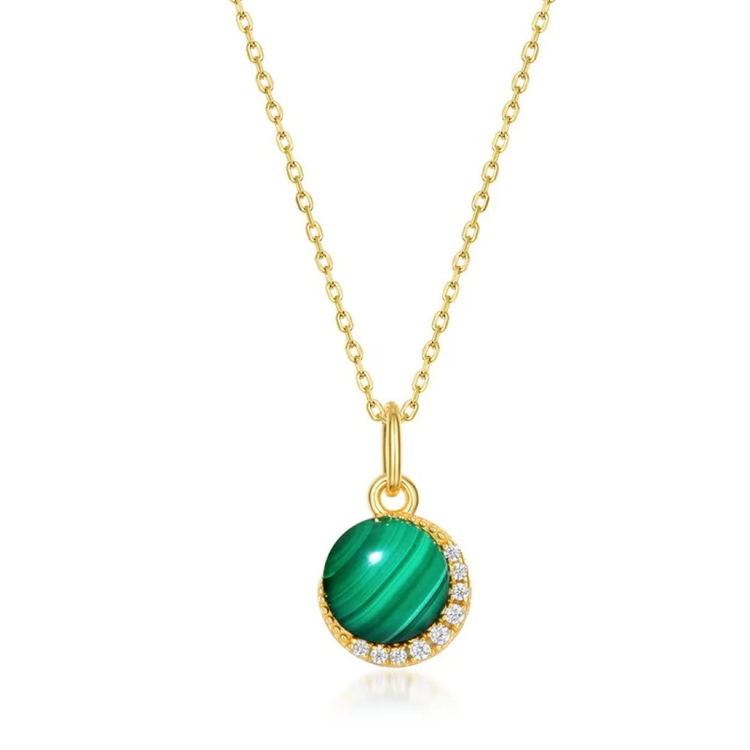Collier "Halo Éclatant" en argent doré or avec une pierre de malachite ronde et des zircons cubiques incrustés dans un design en demi-lune.