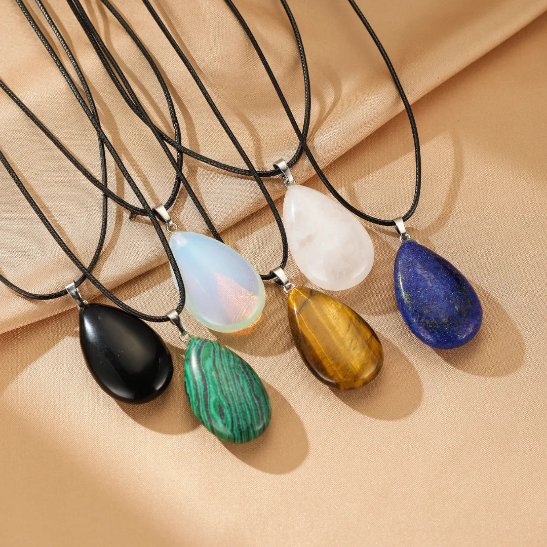 Collection de colliers avec pendentifs en forme de larme en pierre naturelle : opale, quartz rose, œil de tigre, lapis-lazuli, malachite et obsidienne.