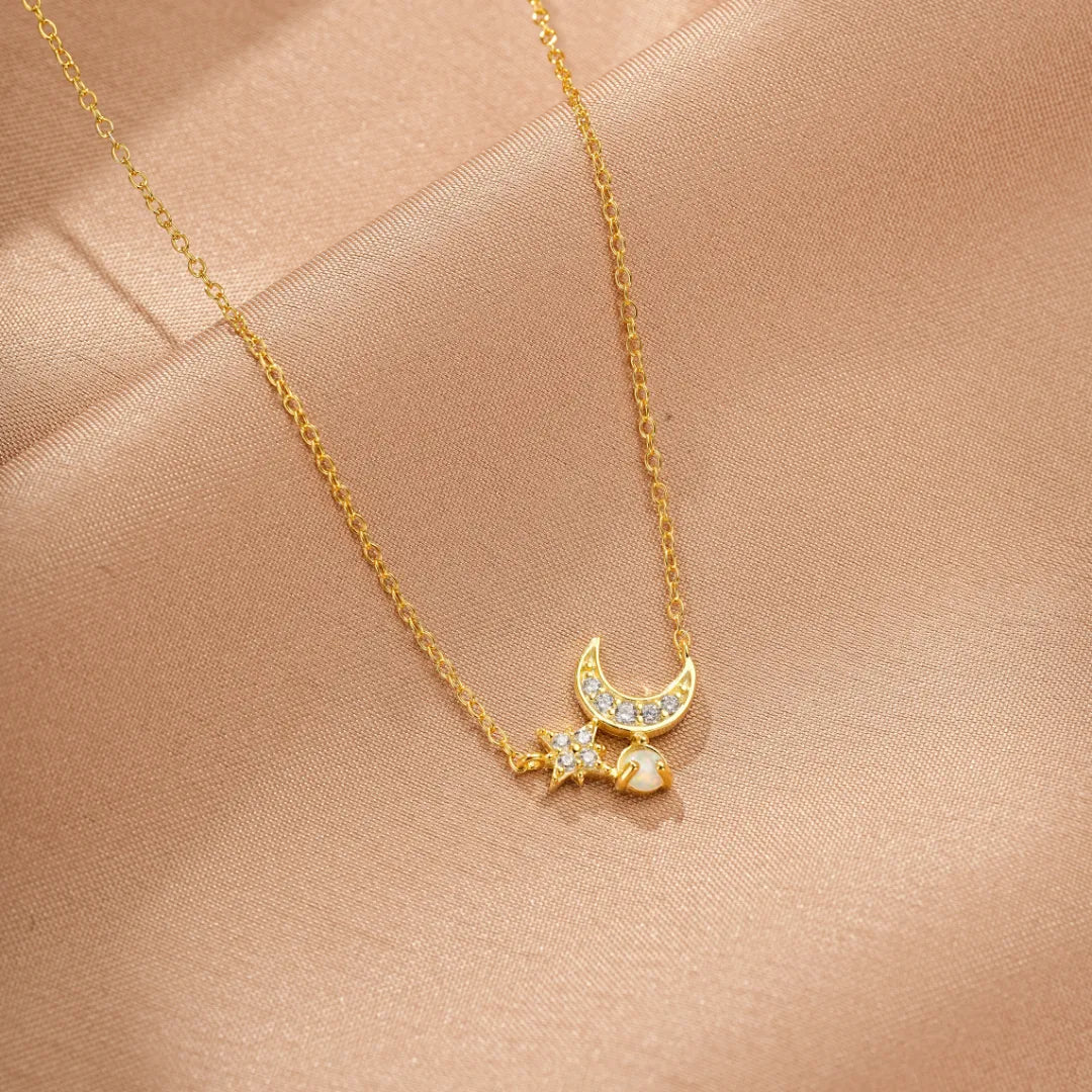 Collier fin en argent doré à l'or 18 carats avec un pendentif en forme de croissant de lune orné de zircons, une étoile scintillante et une petite opale.