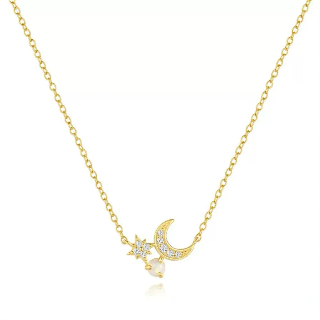 Collier "Charme Nocturne" en argent doré or 18K avec pendentif lune, étoile scintillante et opale en forme de cœur.