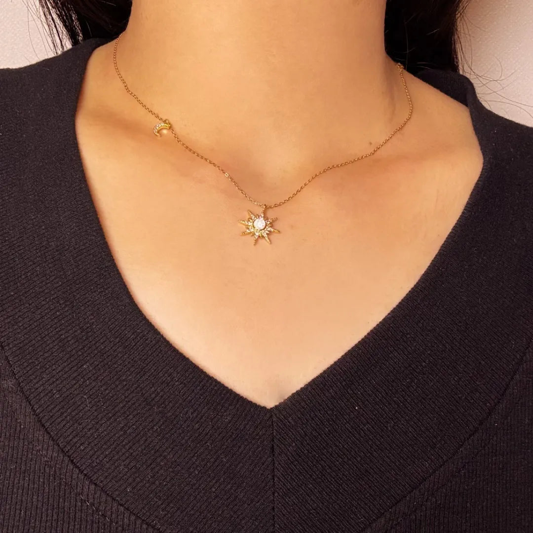 Collier "Énergie Céleste" en argent avec un pendentif soleil orné d'une opale et un croissant de lune.