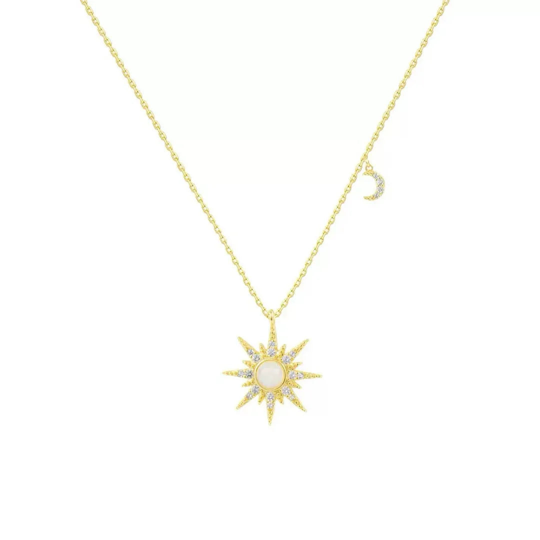 Collier en argent avec un pendentif en forme de soleil serti d'opale et de zirconiums, orné d'une petite lune scintillante suspendue à la chaîne.