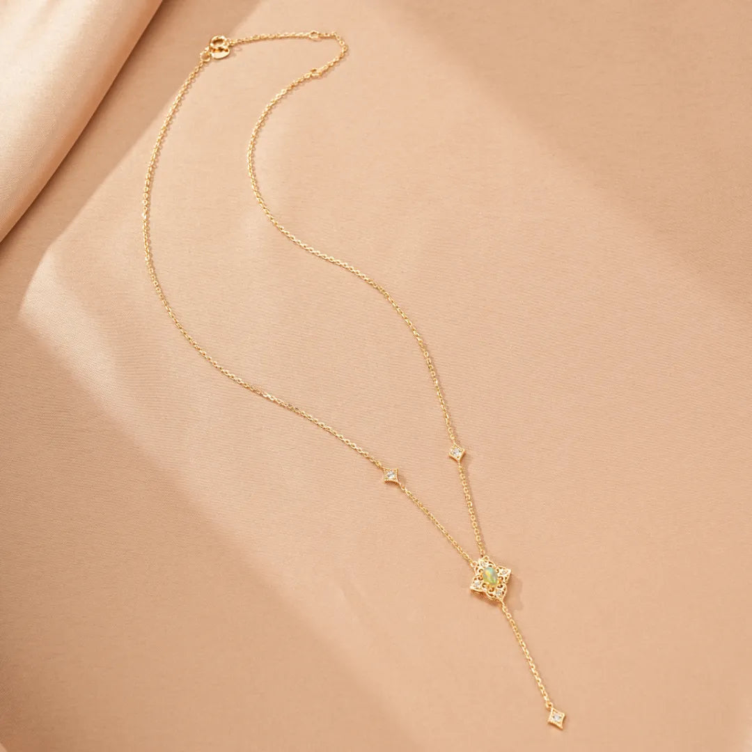 Collier en argent doré à l'or avec une opale centrale en forme de fleur et de petits diamants incrustés sur la chaîne.