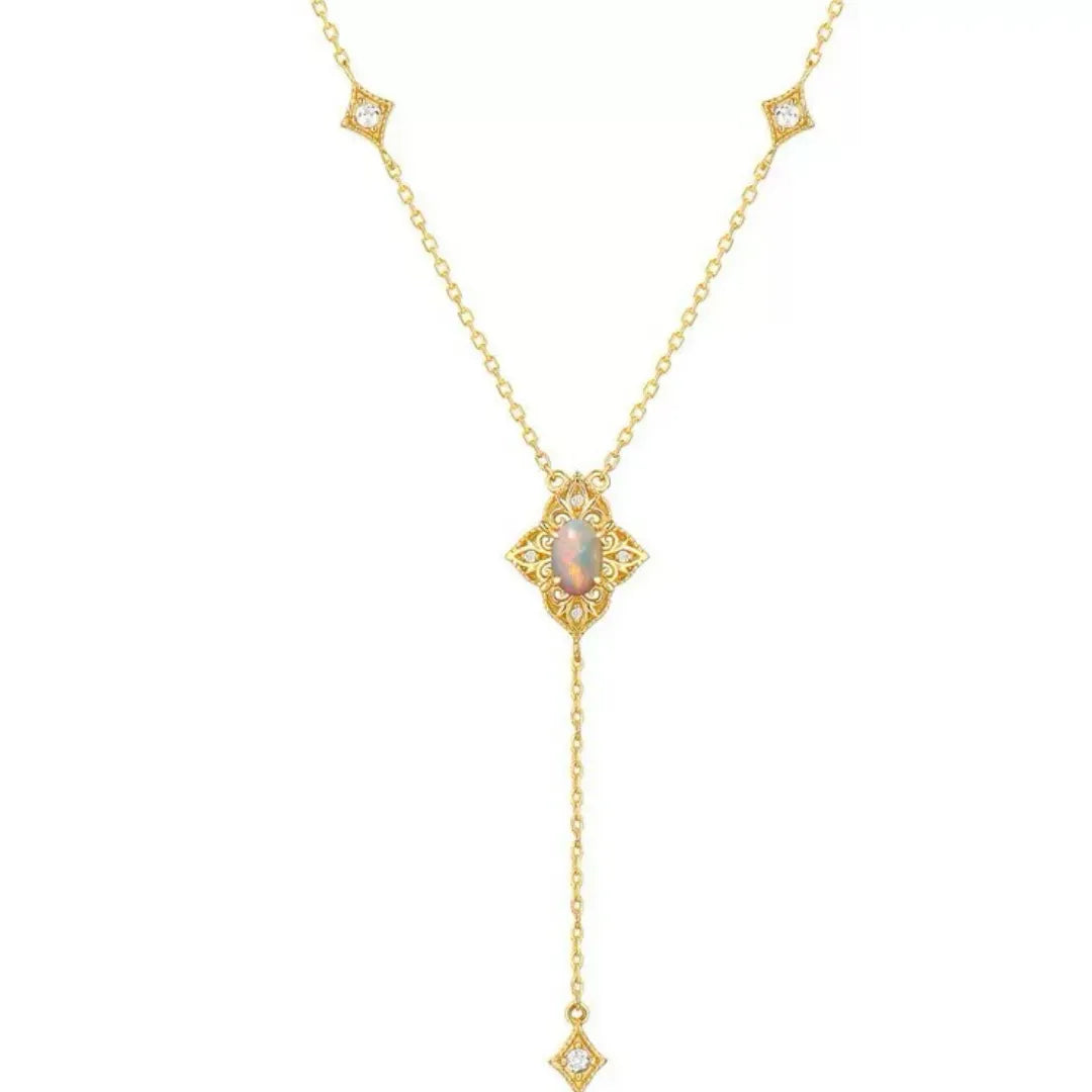 Collier pendant en argent doré or avec une opale centrale et des diamants incrustés dans un design vintage.