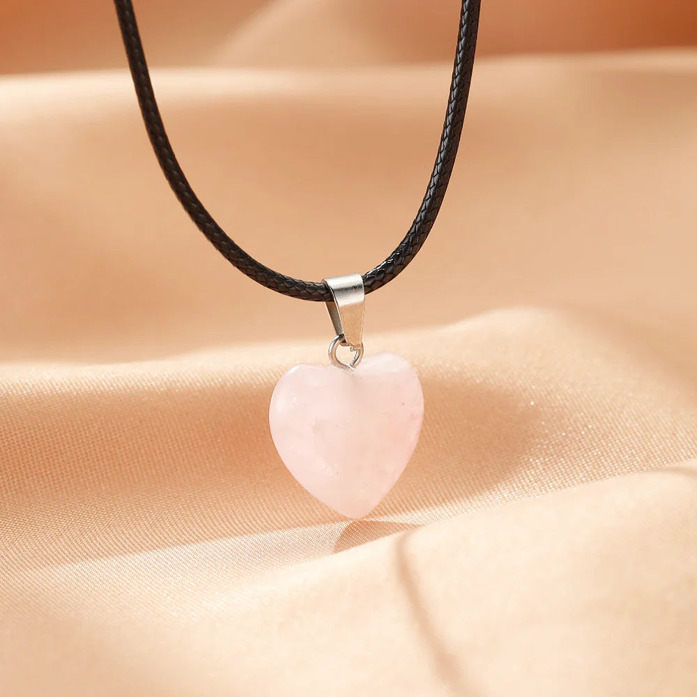 Collier avec pendentif en forme de cœur en quartz rose sur un cordon noir