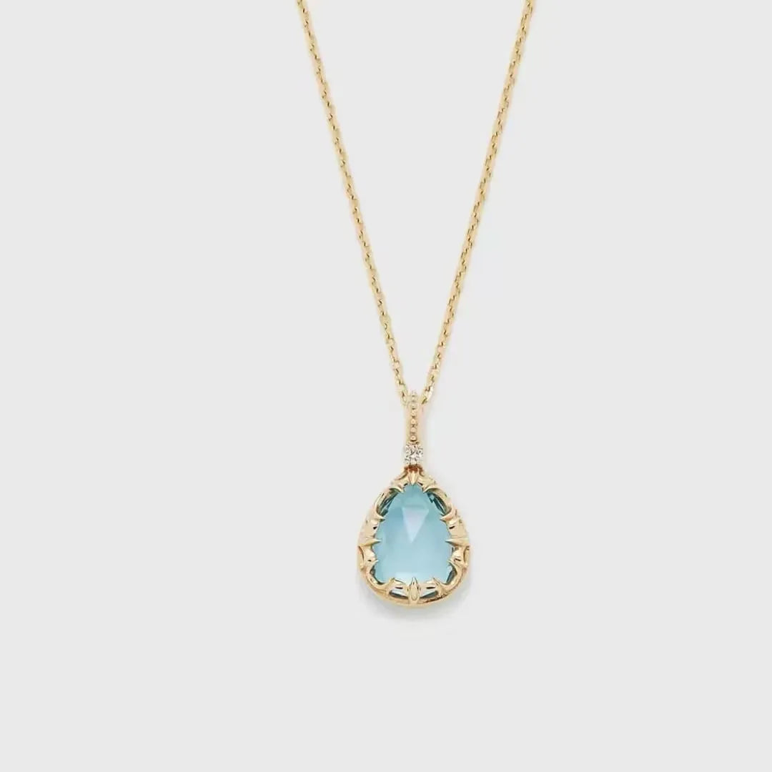 Collier Topaze "Éclat Marin" en argent 925 doré à l'or 14K, avec une pierre de topaze bleue en forme de goutte et un petit diamant.