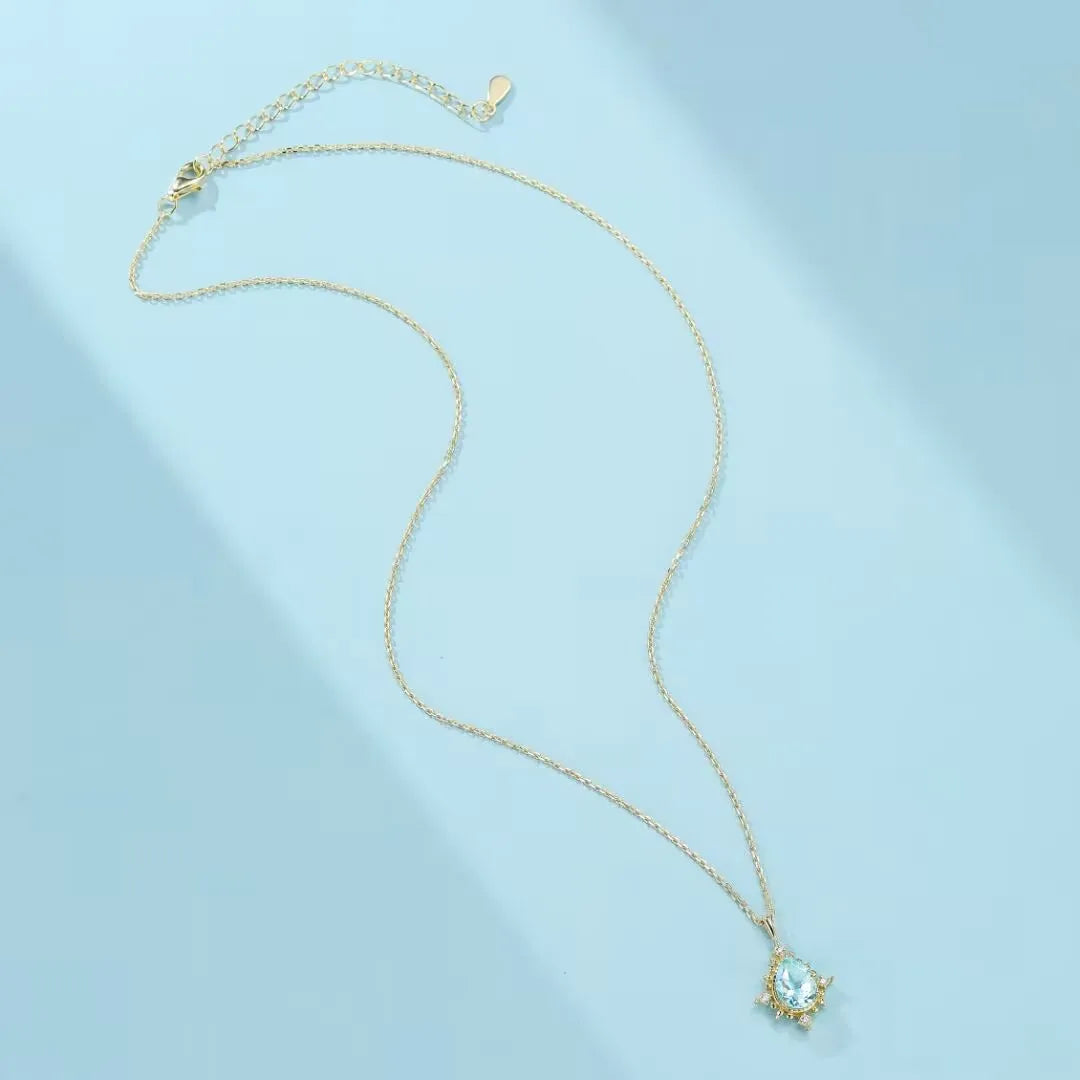 Collier "Rayons d'Élégance" en argent 925 avec une topaze bleue et des détails scintillants