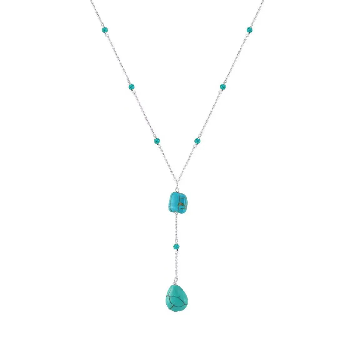 Collier en argent avec chaîne délicate ornée de petites perles turquoise et d'un pendentif en forme de goutte turquoise.