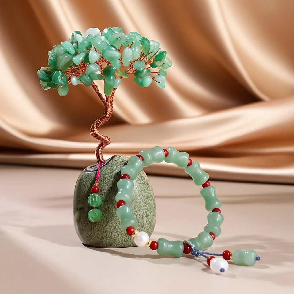 Coffret cadeau "Confiance" avec un arbre de vie en aventurine verte et un bracelet assorti aux pierres vertes et perles rouges, sur un support en pierre.