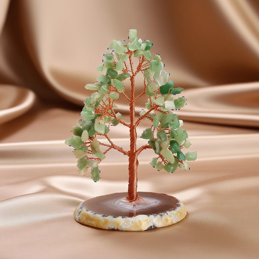 Arbre de vie décoratif en aventurine verte avec un bracelet assorti, monté sur une base en agate pour la décoration de la maison et le bien-être.