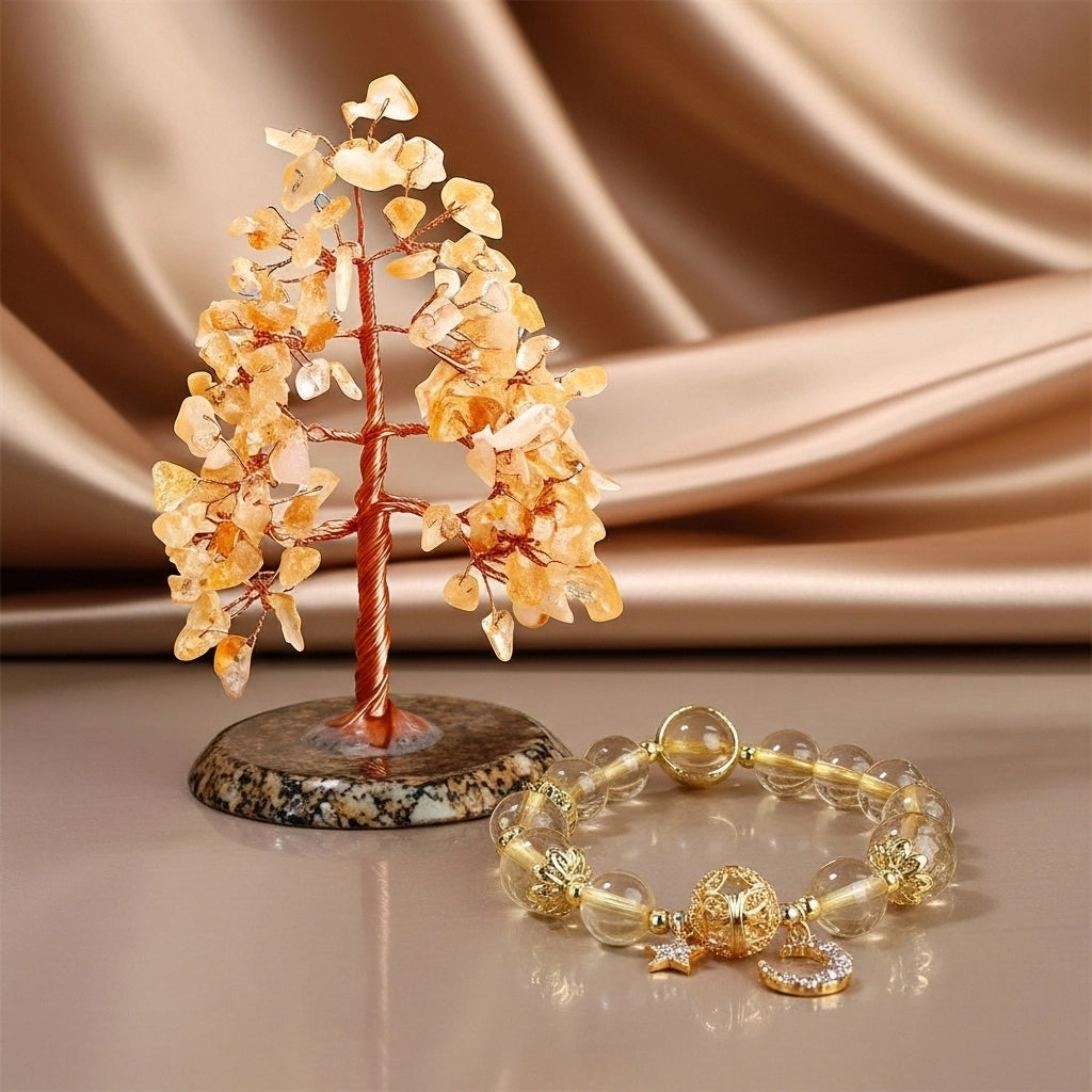 Coffret cadeau Fortune comprenant un arbre de vie décoratif fait de citrine et un bracelet assorti, le tout sur un fond satiné.