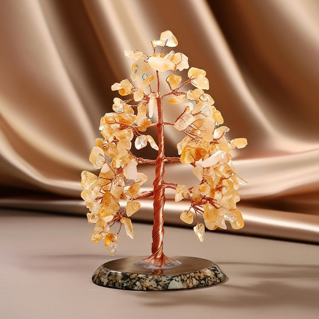 Arbre de vie décoratif en citrine et bracelet assorti, sur un socle en pierre naturelle, symbolisant la fortune et la prospérité.