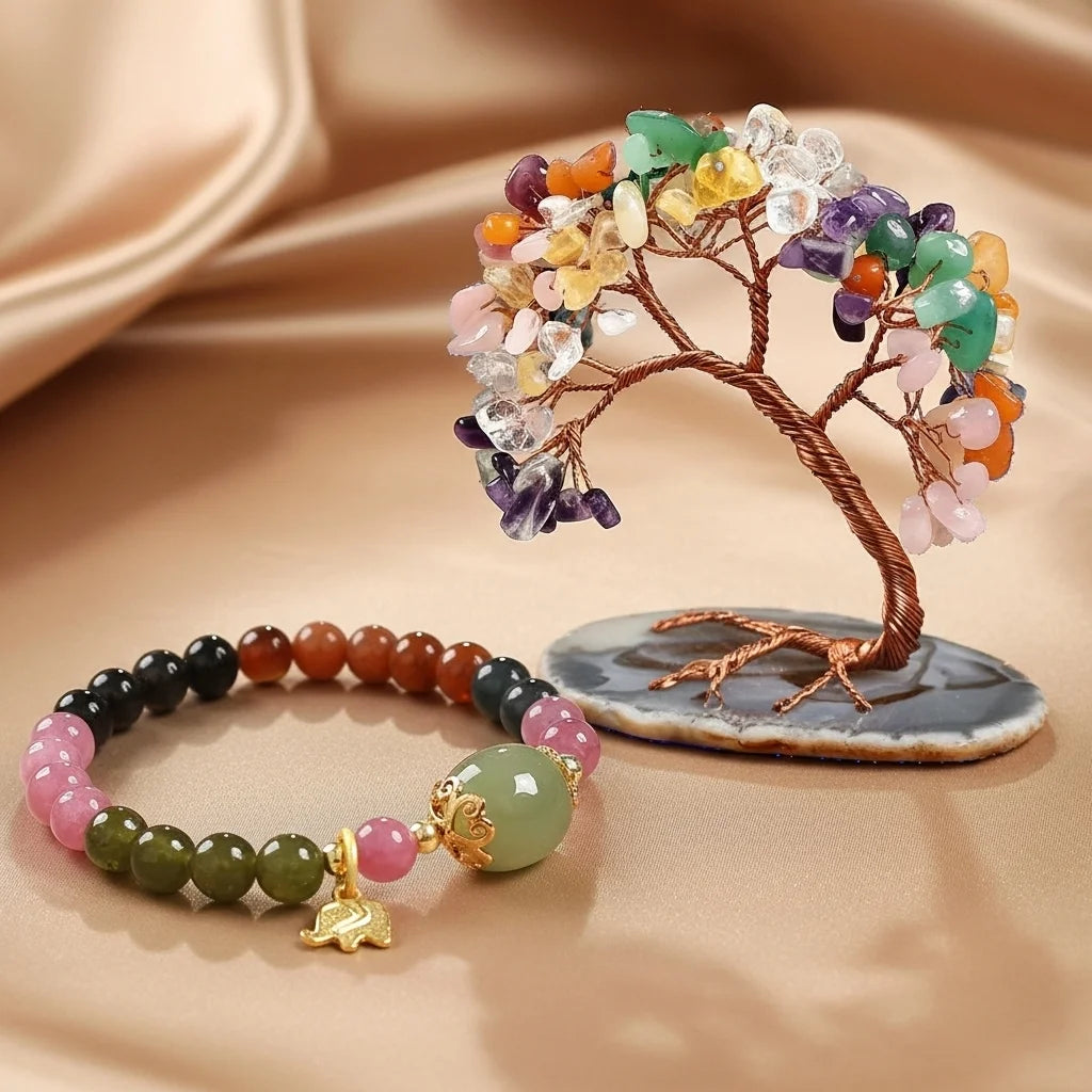 Coffret cadeau Harmonie : Arbre de Vie décoré de pierres de 7 chakras et bracelet assorti avec breloque éléphant dorée.