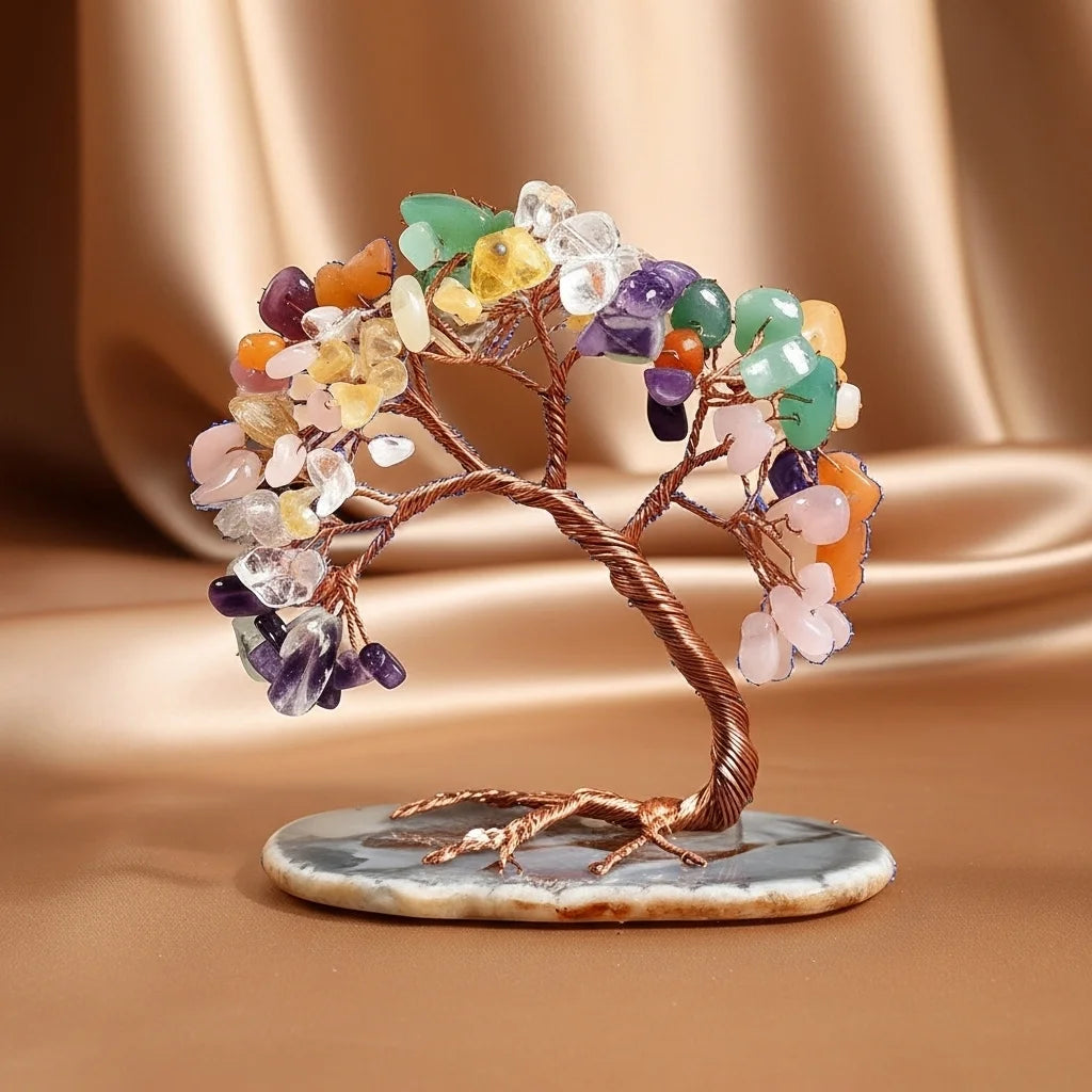 Arbre de vie décoratif en pierres naturelles colorées représentant les 7 chakras, avec un bracelet assorti, monté sur une base en agate polie.
