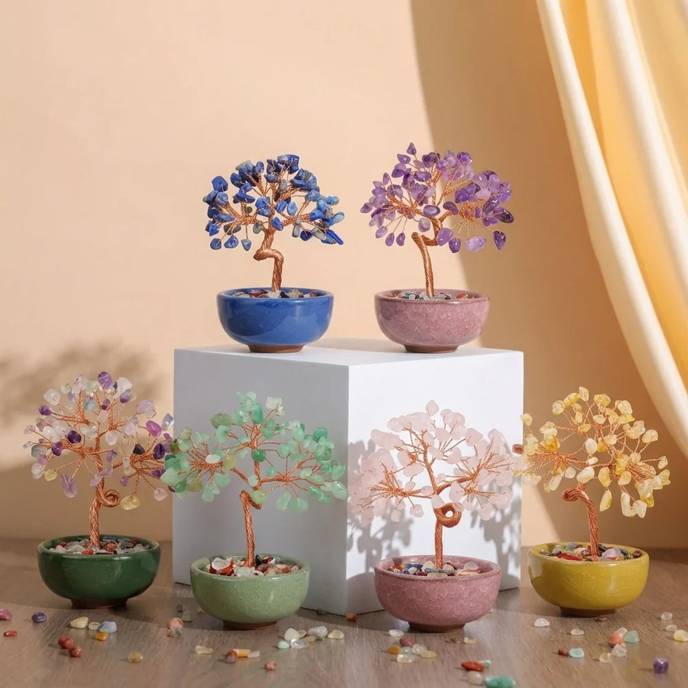Collection d'arbres de vie décoratifs en pierres naturelles multicolores et en fil de cuivre, présentés dans des pots en céramique de différentes couleurs.